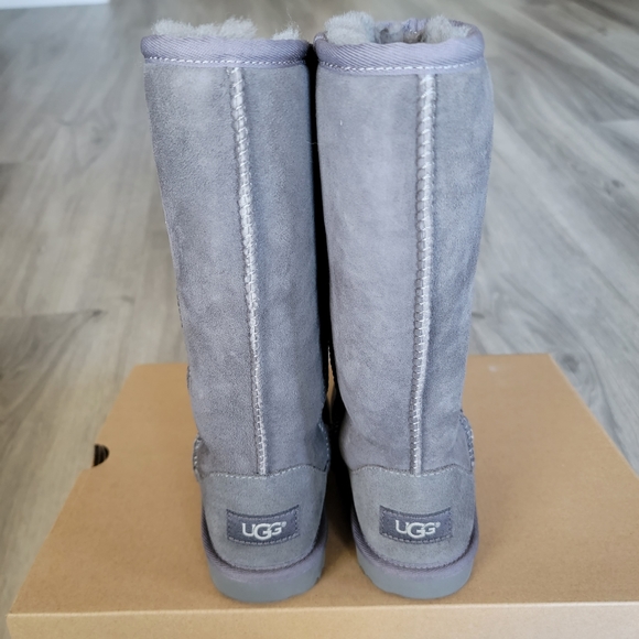 UGG Kids Classic Tall II Suede Boot - Picture 4 of 10